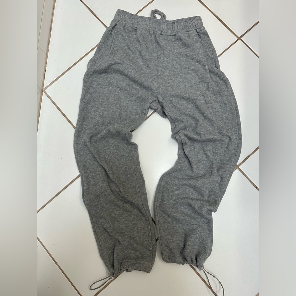 Halara Gray Relaxed Fit sweatpants with drawstring ankles